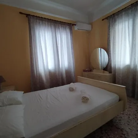 Traditional Detached House With Yard In * カラマタ