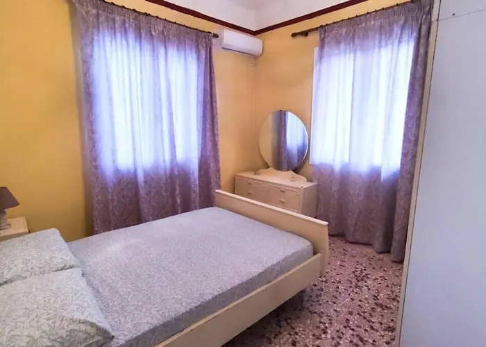 Hébergement de vacances Traditional Detached House With Yard In