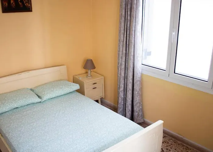 Hébergement de vacances Traditional Detached House With Yard In *