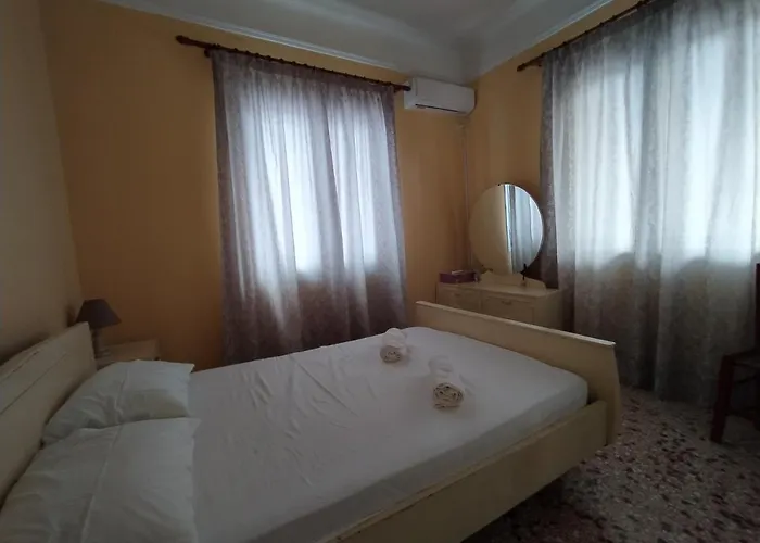 Traditional Detached House With Yard In * Kalamata