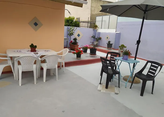 Traditional Detached House With Yard In Hébergement de vacances