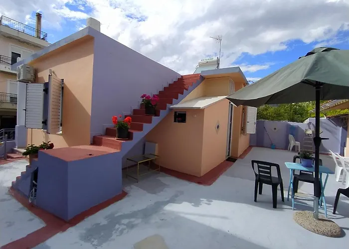 Traditional Detached House With Yard In Hébergement de vacances