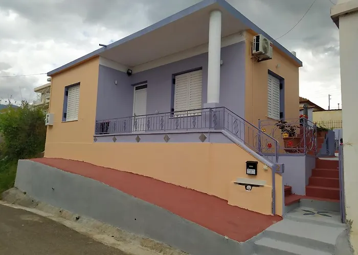 Hébergement de vacances Traditional Detached House With Yard In