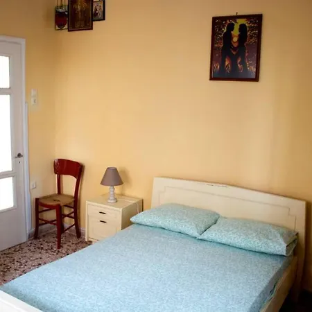 Traditional Detached House With Yard In Semesterbostad Kalamata