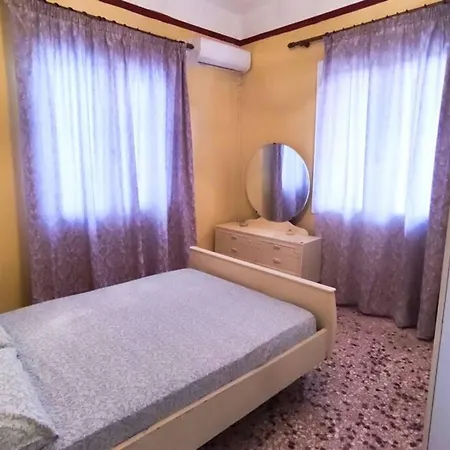 Nyaraló Traditional Detached House With Yard In