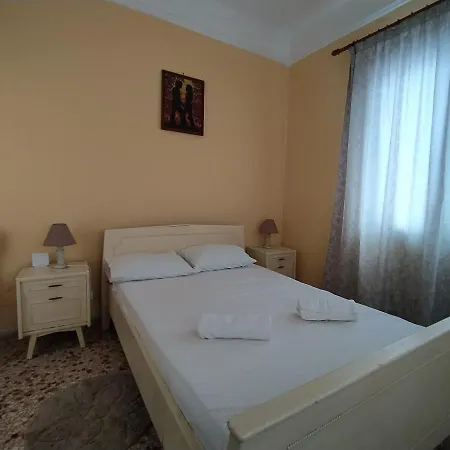 Semesterbostad Traditional Detached House With Yard In Kalamata