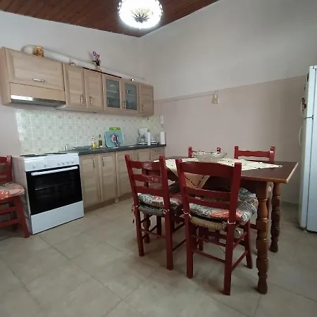 Traditional Detached House With Yard In * كالاماتا