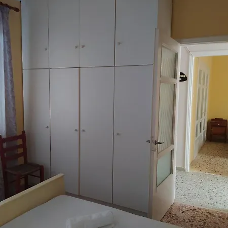 Nyaraló Traditional Detached House With Yard In Kalamáta