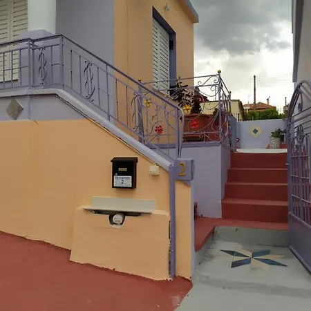 Traditional Detached House With Yard In Semesterbostad Kalamata