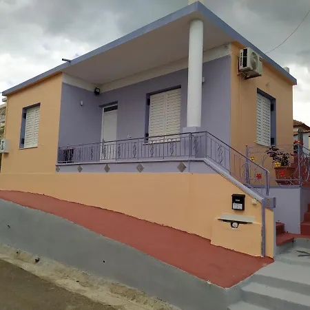 Semesterbostad Traditional Detached House With Yard In