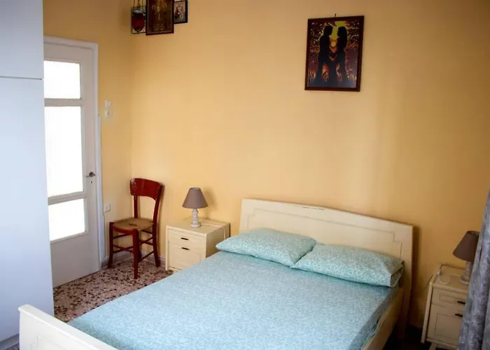 Traditional Detached House With Yard In Tatil Evi Kalamata