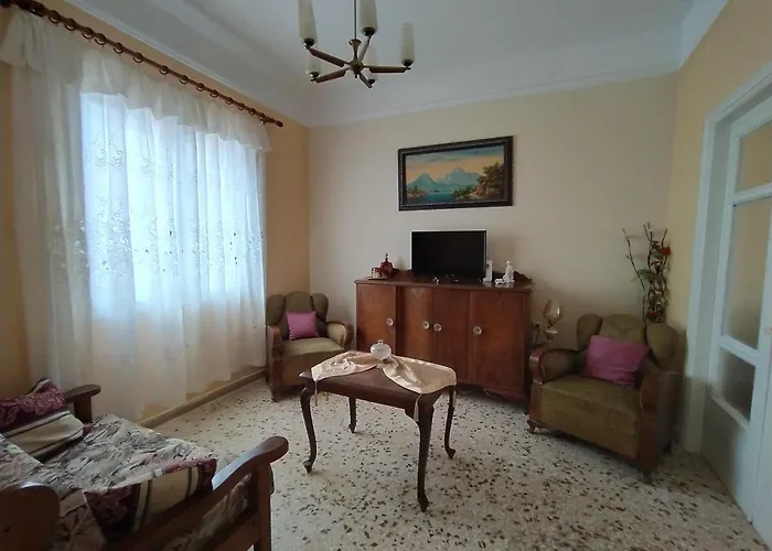 Traditional Detached House With Yard In * 칼라마타