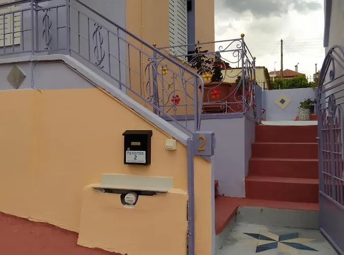 Traditional Detached House With Yard In Tatil Evi Kalamata